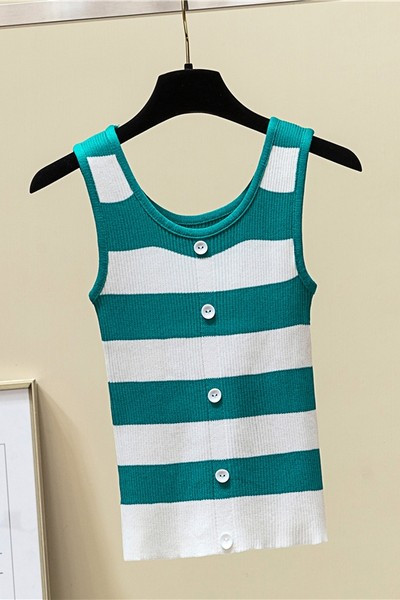 Ženska majica na pruge s gumbima i ovalnim izrezom