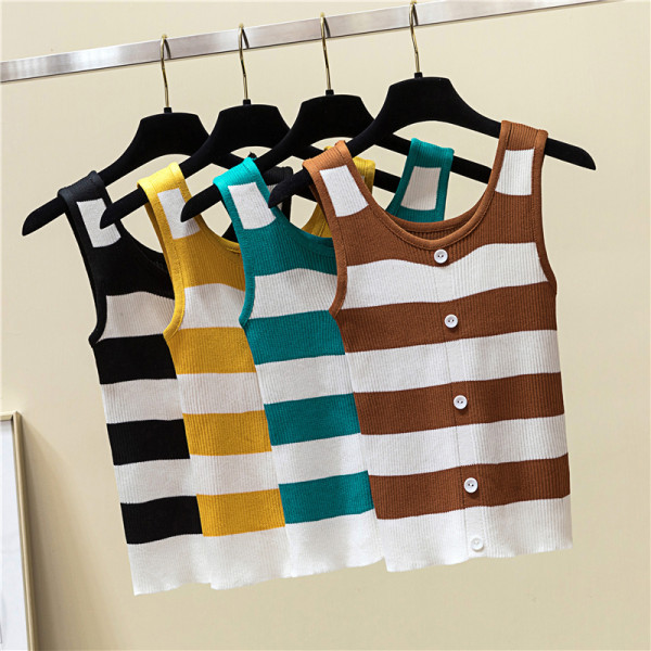 Ženska majica na pruge s gumbima i ovalnim izrezom