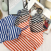 Maieu de damă în dungi, cu bretele subțiri și decolteu spitz