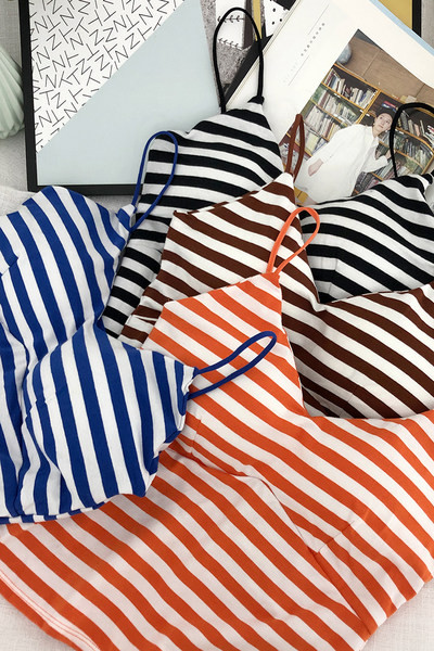 Maieu de damă în dungi, cu bretele subțiri și decolteu spitz