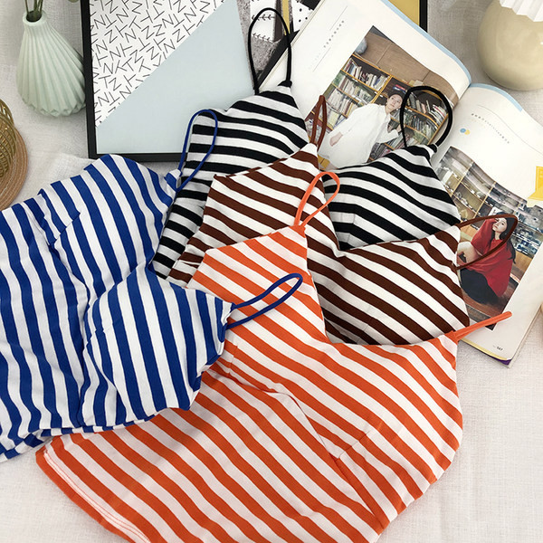 Maieu de damă în dungi, cu bretele subțiri și decolteu spitz