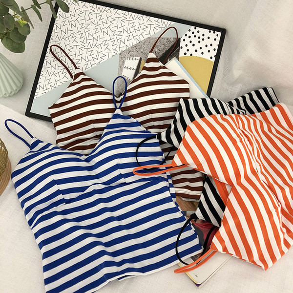 Maieu de damă în dungi, cu bretele subțiri și decolteu spitz