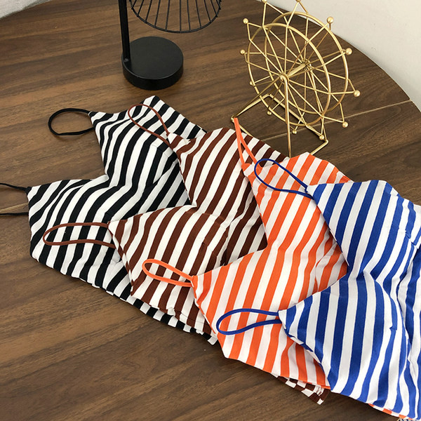 Maieu de damă în dungi, cu bretele subțiri și decolteu spitz