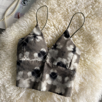 Ženski top sa špic izrezom i tankim naramenicama