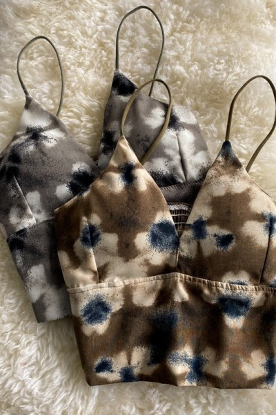 Ženski top sa špic izrezom i tankim naramenicama