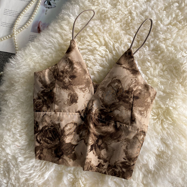 Ženski top sa špic izrezom i tankim naramenicama