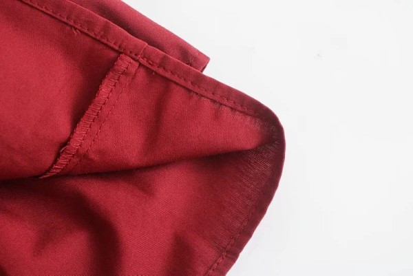 Maieu de vară de damă cu un decolteu profund în formă de spitz