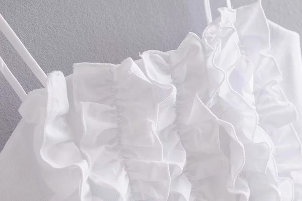 Bustieră scurtă în alb cu bucle