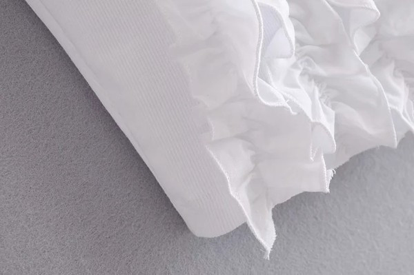 Bustieră scurtă în alb cu bucle