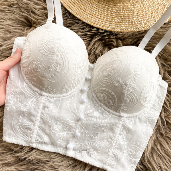 Top scurt de dama modern cu broderie si nasturi