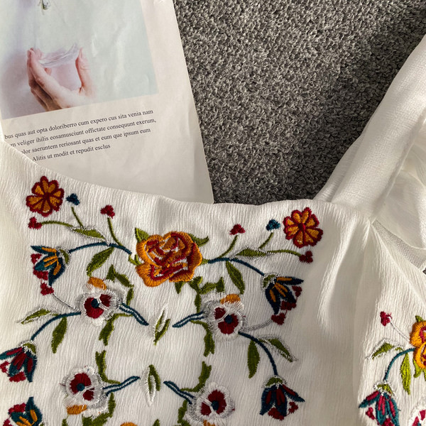 Γυναικεία αμάνικι μπλούζα με κέντημα και φαρδιά τιραντάκια