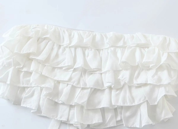 Bustiera scurta cu bucle in alb