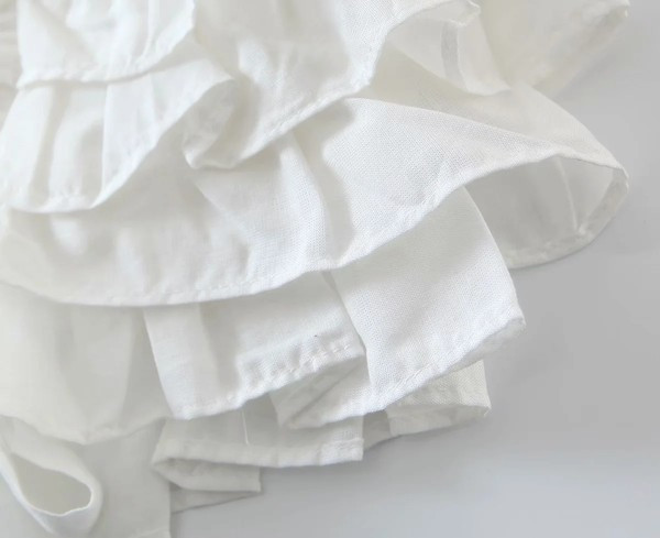 Bustiera scurta cu bucle in alb