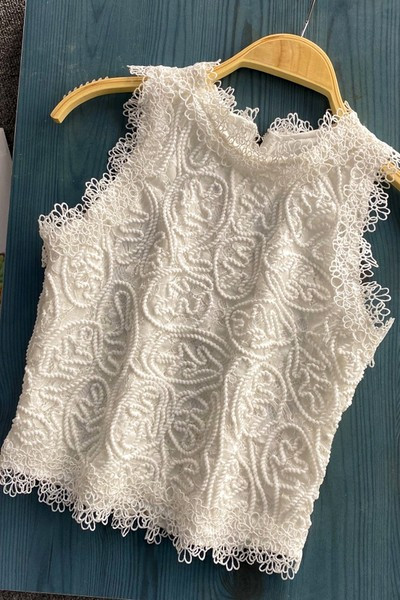 Maieu de damă cu broderie și decolteu oval