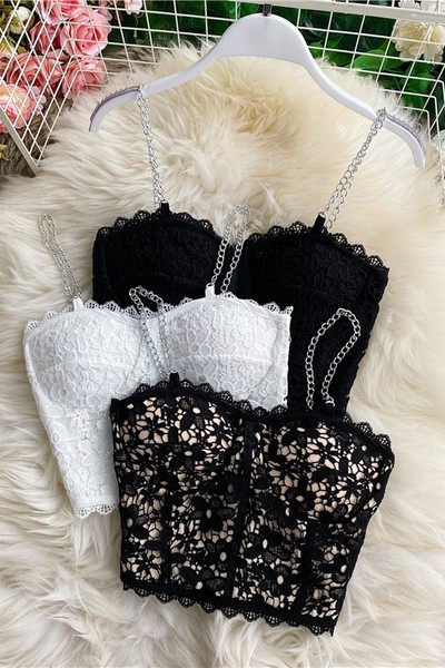 Šiuolaikinė moteriška krūtinė su nėriniais