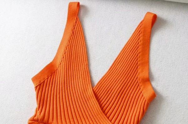 Top scurt din tricot subțire și decolteu în V