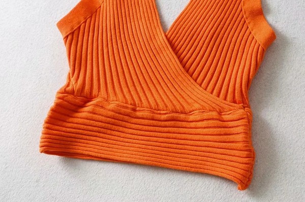 Top scurt din tricot subțire și decolteu în V