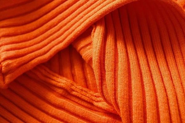 Top scurt din tricot subțire și decolteu în V