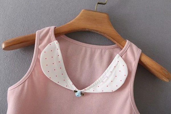 Maieu scurt cu guler non-standard pentru femei