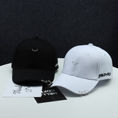 Moteriška kepurė su skydeliu ir metaliniais žiedais baltos ir juodos spalvos