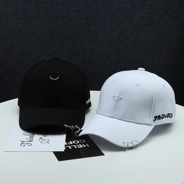 Moteriška kepurė su skydeliu ir metaliniais žiedais baltos ir juodos spalvos