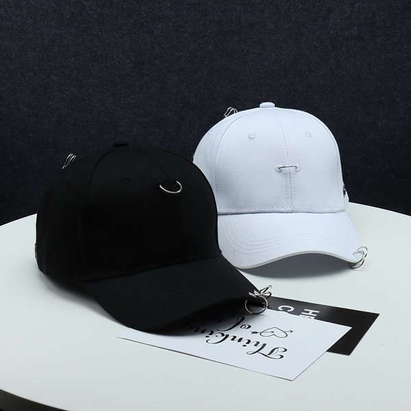 Moteriška kepurė su skydeliu ir metaliniais žiedais baltos ir juodos spalvos