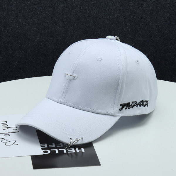 Moteriška kepurė su skydeliu ir metaliniais žiedais baltos ir juodos spalvos