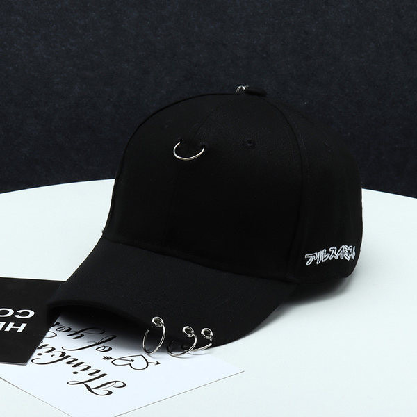 Moteriška kepurė su skydeliu ir metaliniais žiedais baltos ir juodos spalvos