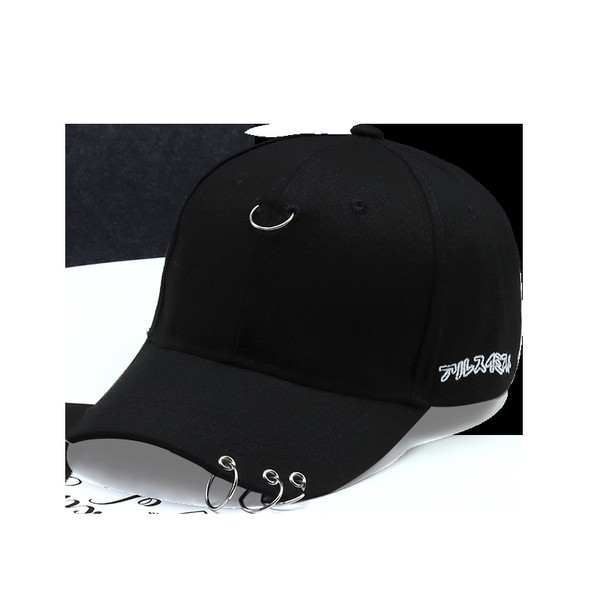 Moteriška kepurė su skydeliu ir metaliniais žiedais baltos ir juodos spalvos