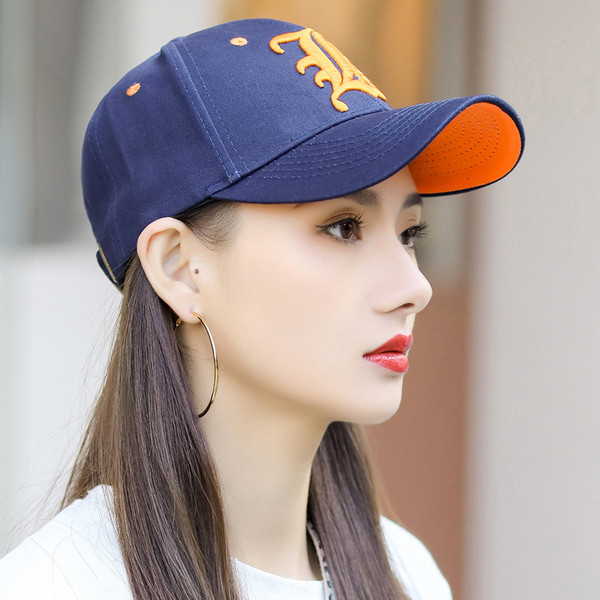 Pălărie de damă cu inscripție și vizor