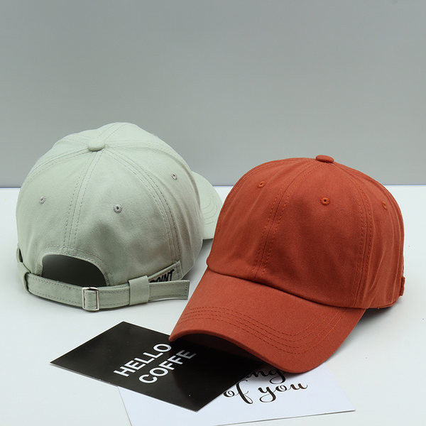 Pălărie de damă într-o singură culoare cu vizor și inscripție