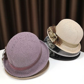 Pălărie modernă pentru femei cu o panglică și o borușă mică