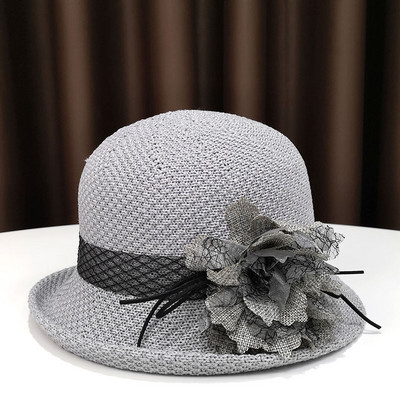 Pălărie modernă pentru femei cu o panglică și o borușă mică