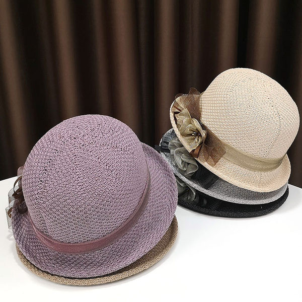 Pălărie modernă pentru femei cu o panglică și o borușă mică