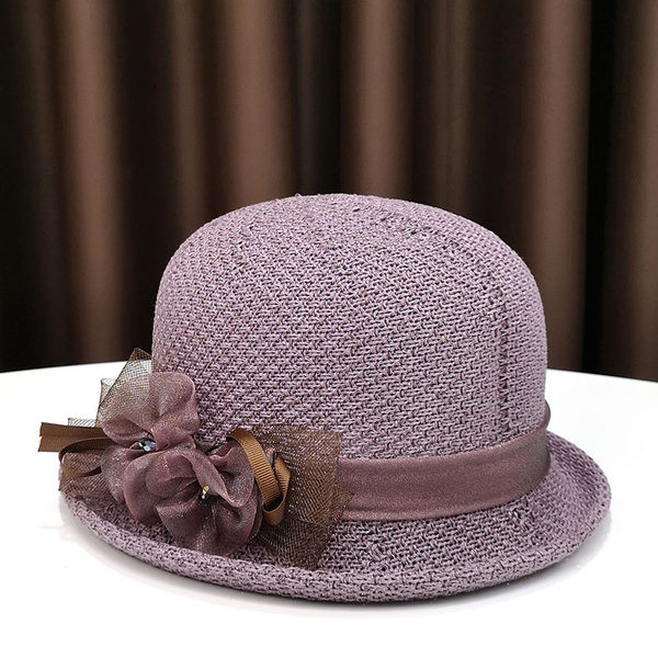 Pălărie modernă pentru femei cu o panglică și o borușă mică