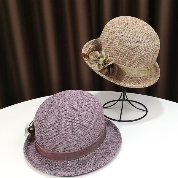 Pălărie modernă pentru femei cu o panglică și o borușă mică