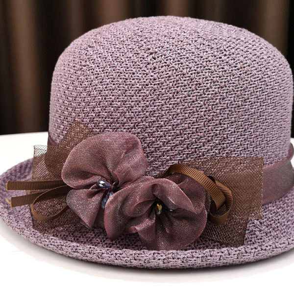 Pălărie modernă pentru femei cu o panglică și o borușă mică