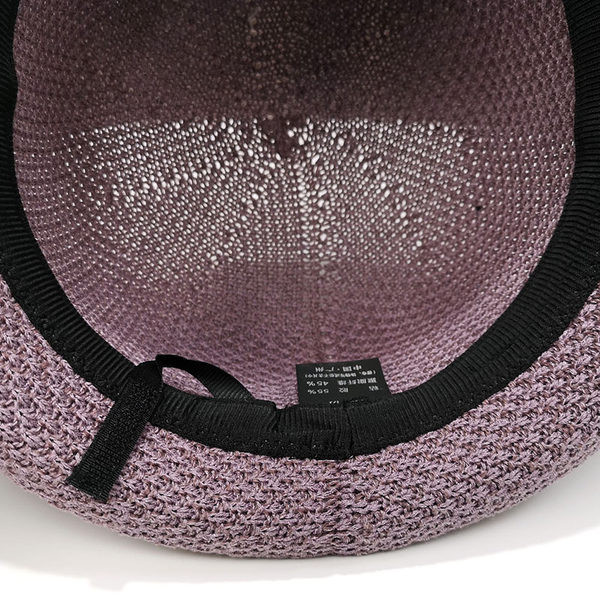 Pălărie modernă pentru femei cu o panglică și o borușă mică