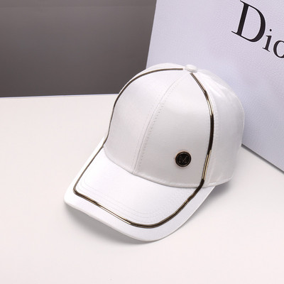 Pălărie de damă în alb și negru cu vizor