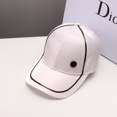 Pălărie de damă în alb și negru cu vizor