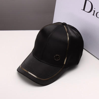 Pălărie de damă în alb și negru cu vizor