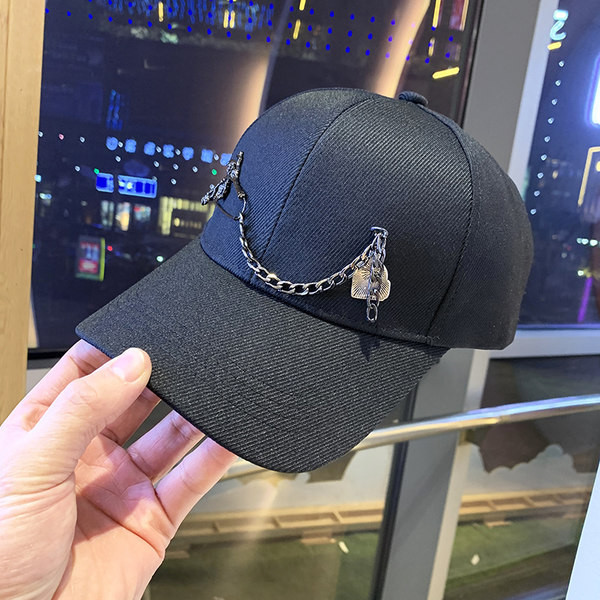 Palarie moderna de dama cu vizor si lant metalic