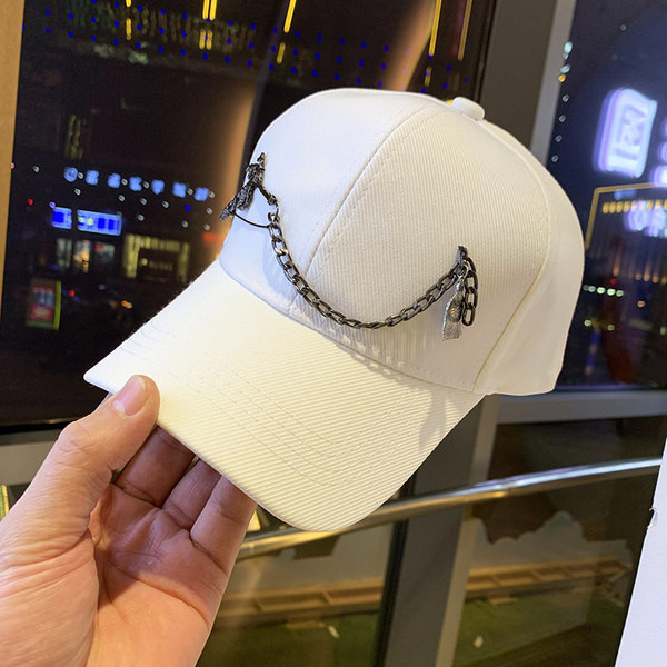 Palarie moderna de dama cu vizor si lant metalic