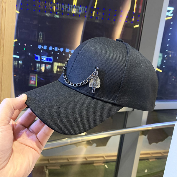 Palarie moderna de dama cu vizor si lant metalic