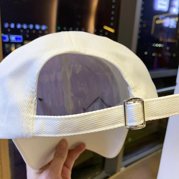 Palarie moderna de dama cu vizor si lant metalic