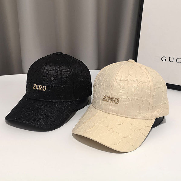 Palarie de dama din piele cu vizor si inscriptionare