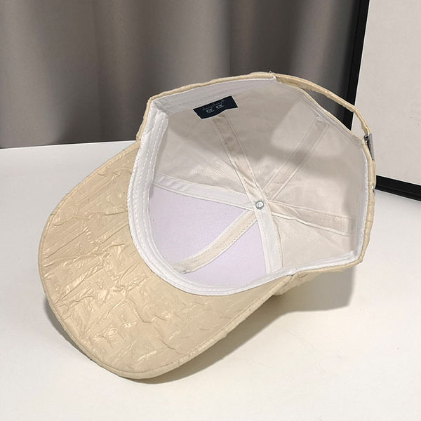 Palarie de dama din piele cu vizor si inscriptionare