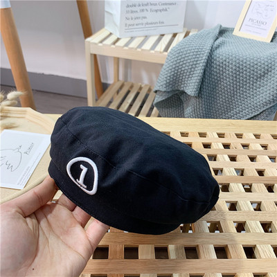 Tekstilna kapa tipa beretke s vezom