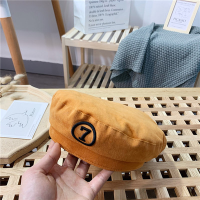 Tekstilna kapa tipa beretke s vezom