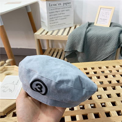 Tekstilna kapa tipa beretke s vezom